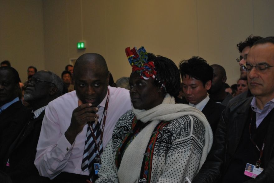 Wangari Maathai et Serge Bounda en première rangée